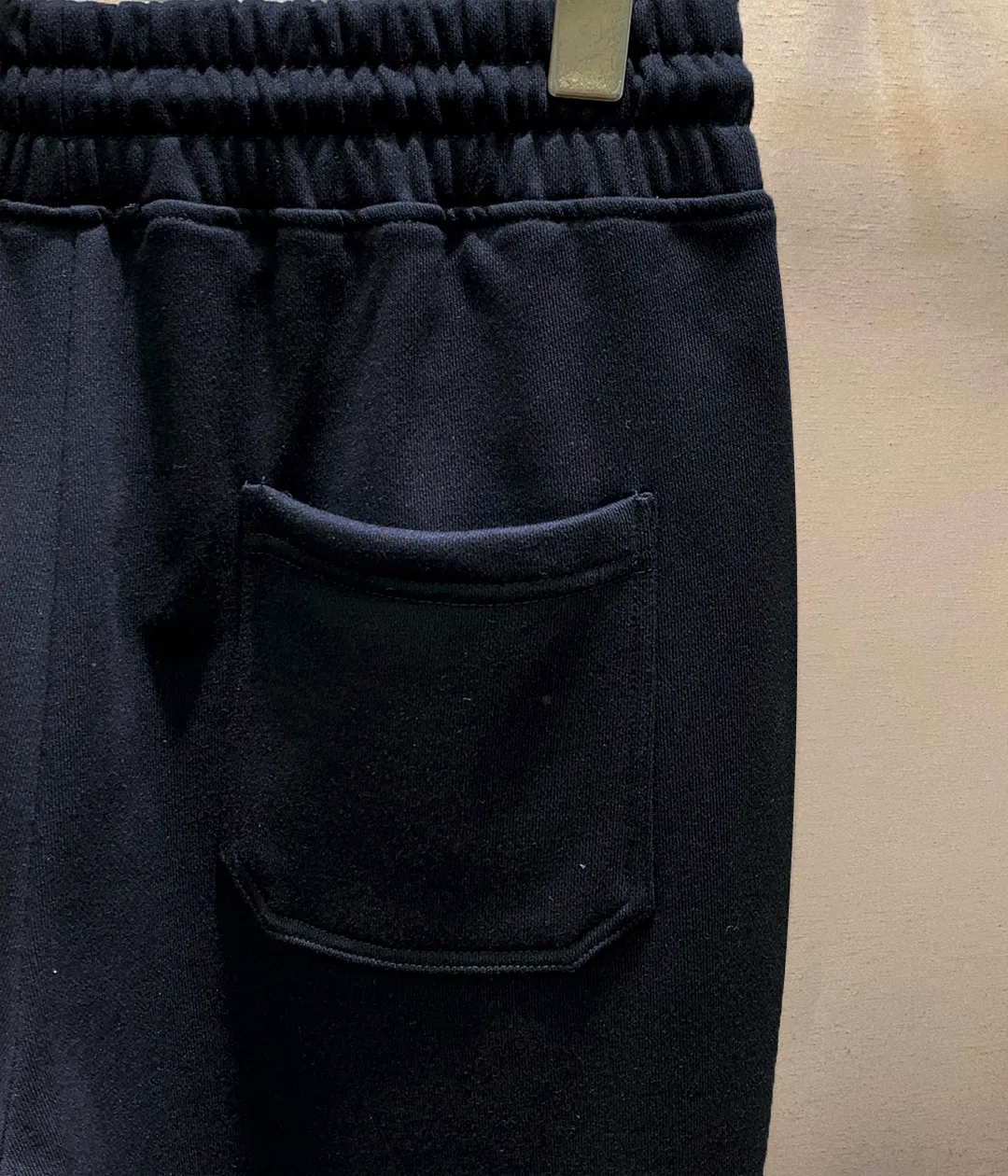 P230 🌟🌟 Stone Island Casual Shorts # Pure cotton fish scale bottom fabric The fabric is made of 10S single yarn + 16S double yarn; the top layer uses 10S single yarn to ensure the surface texture, and the bottom layer uses 16S double yarn to increase strength. The surface single yarn is thicker, providing better strength and wear resistance, and is suitable as a support structure for the surface layer. Two-ply threads are stronger, resist pilling, and are often used in base layers to enhance fabric durability. # Mid-waist vertical sports pants style. Loose trousers are not limited to body and leg shapes, and are tolerant and have a strong vertical effect; they are attached to mid-waist straight shorts. Connect the middle pleats and side pockets of the trousers to increase the slack in the trouser legs and facilitate storage of items. The back waist dart directly connects to the single pocket teeth. The corners of the trousers are hand-finished and the elasticity is adjusted by a drawstring. Size: S-XL